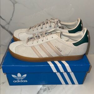 Adidas Gazelle size 7 grade school brand new beige